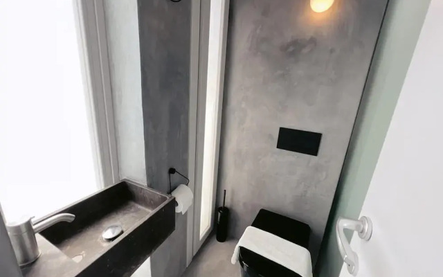 Spacious 1BR Penthouse With a Rooftop Terrace