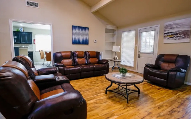 3Bdrm 2.5Bath 6Beds - Pool House