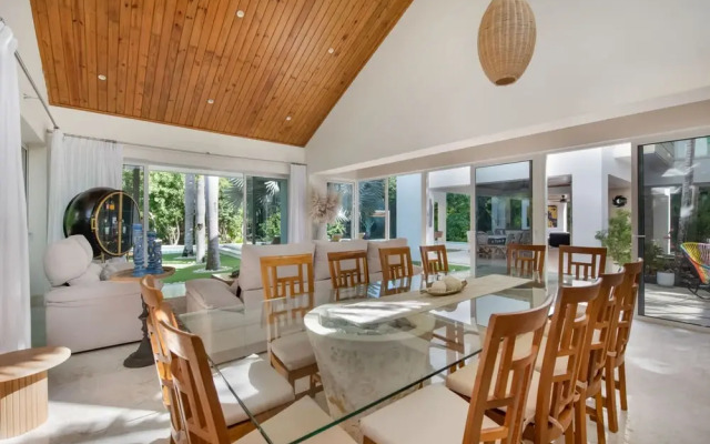 Modern Luxury 6 BR Tropical Retreat With Pool