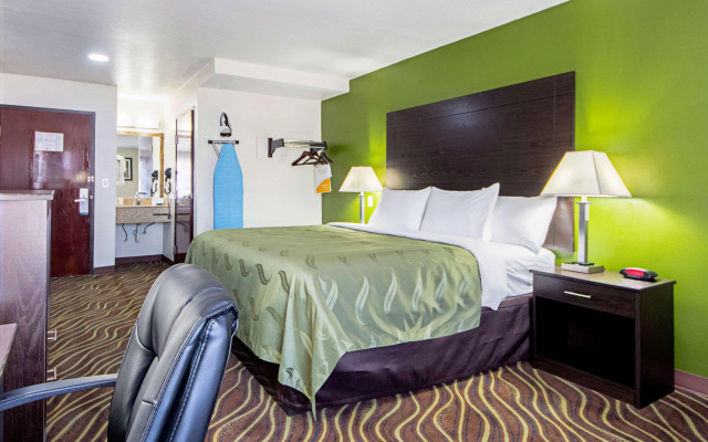 Econo Lodge Inn & Suites