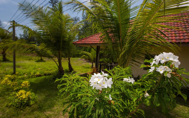 Pranee Beach Bungalows