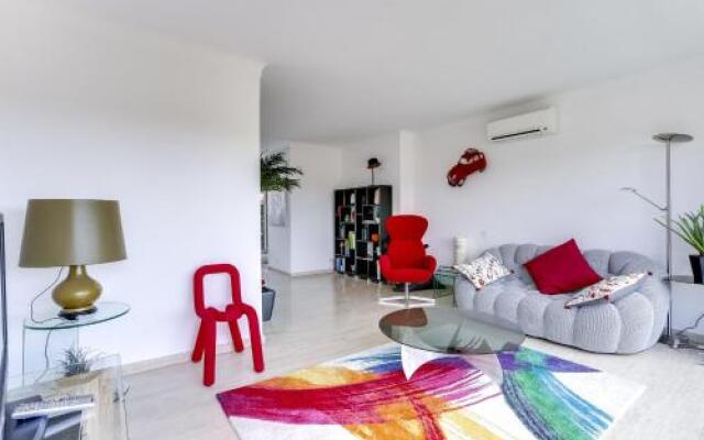 Wonderful fully renovated 2BR on the last floor.