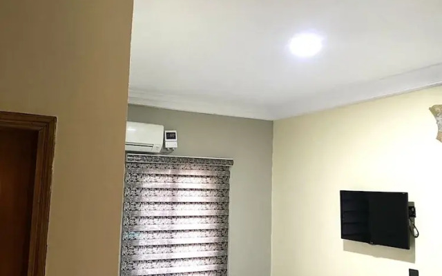 Nue Crest Hotel & Suites