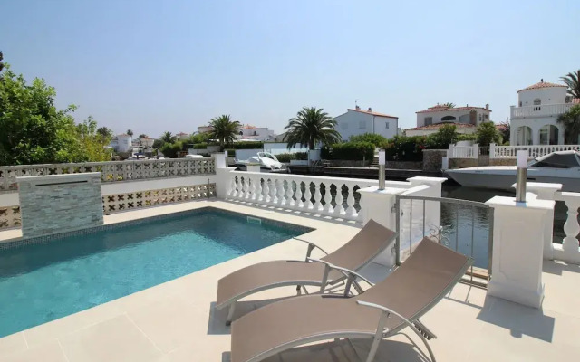 Charming Holiday Home in Empuriabrava With Pool