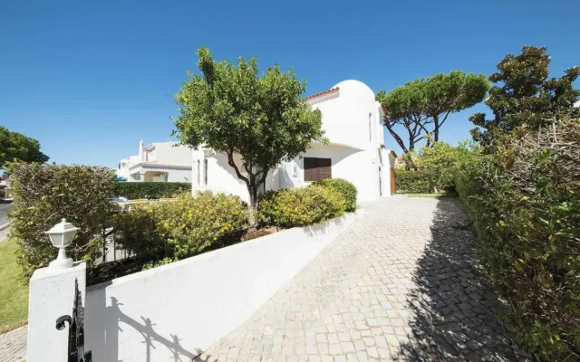 Nestled in Vilamoura, Private Pool, Free Off-street Parking, AC & Wifi