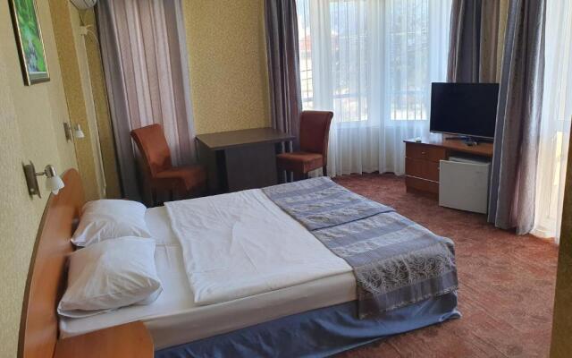 Hotel Lazuren Briag