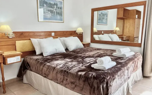 79 AN - Stay Nissi Chrysland Studio 215