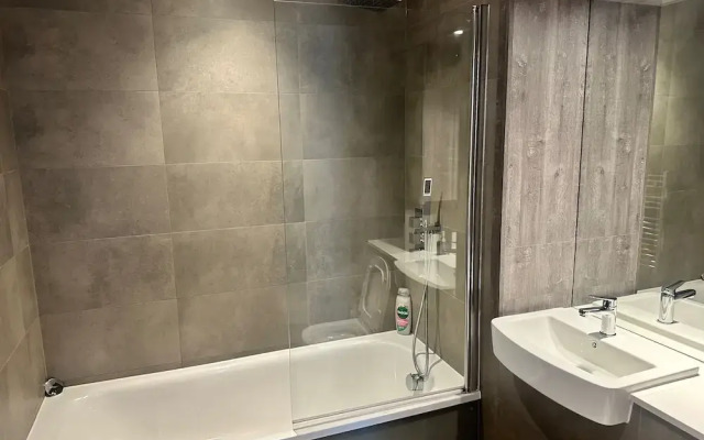 Birmingham - Cozy 2 Bed Apartment - Sleeps 4