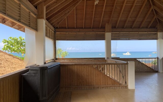 King Suite at Oceanview Resort in Jamaica - Enjoy 7 Miles Of White Sand Beach! 1 Bedroom Villa by Redawning