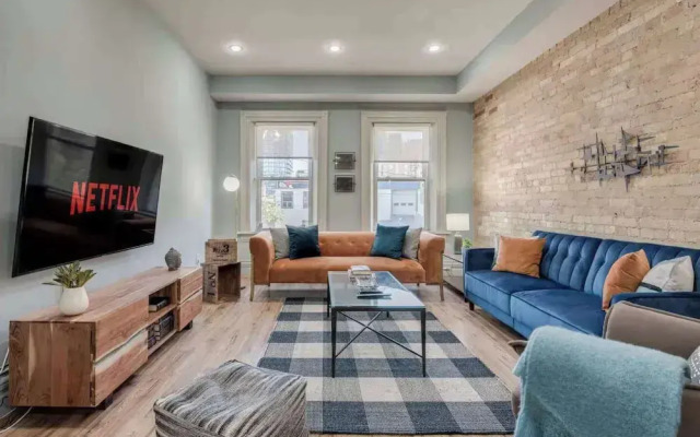 Casa Queen East Jaw Dropping 3BR Suite