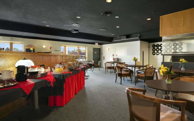 Canada Continental Hotel