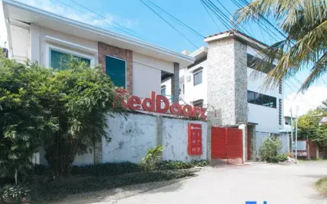 RedDoorz Hostel @ St. Paul Village LapuLapu - Vaccinated Staff
