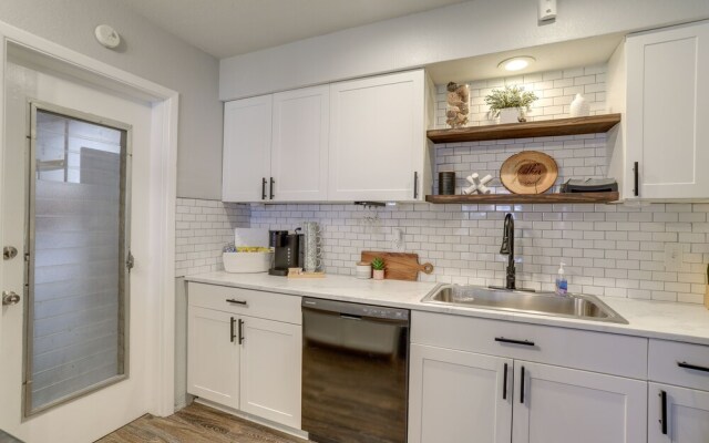 Pet-friendly Largo Escape w/ Fire Pit!