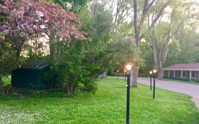 Elk Rapids Lakeshore Inn