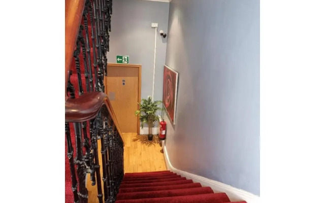 F101-First Floor Flat Fits 3 Near Hyde Park