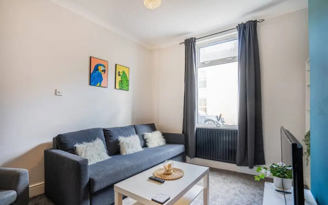 Central 2 Bedroom House-parking
