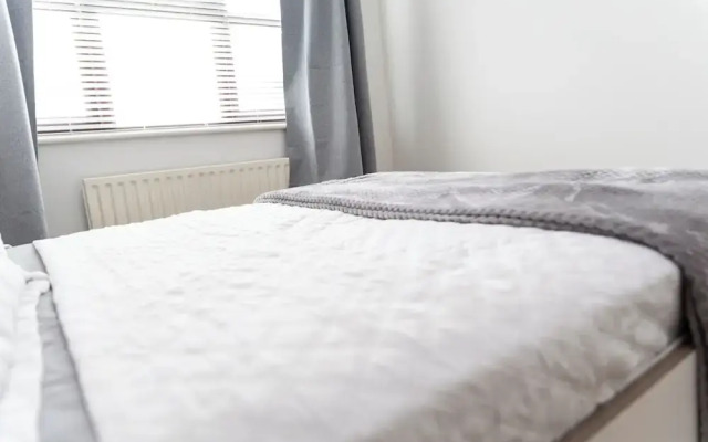Milton Keynes Retreat - 4 Bedroom Luxury House