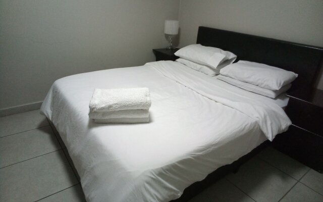 Lovely Rosebank 1-bedroom condo with pool & cinema