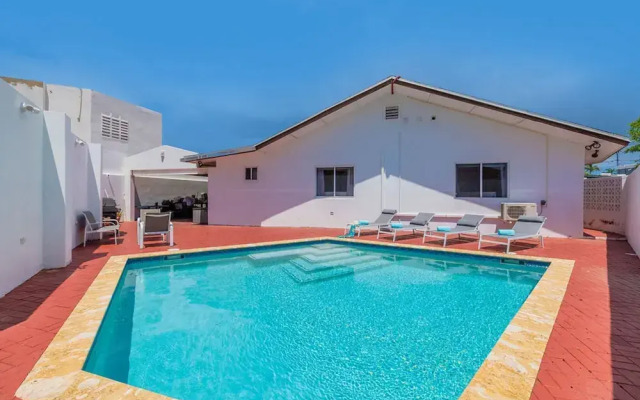 3BR 3BA Pool Downtown Short Walk to Beach