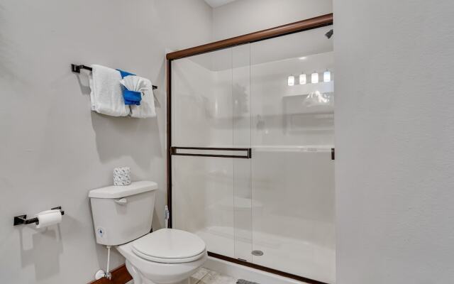 Rockwood Lake Lodge 7 Bedroom Home by RedAwning