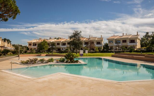 Traditional Townhouse in Vila Sol by Ideal Homes