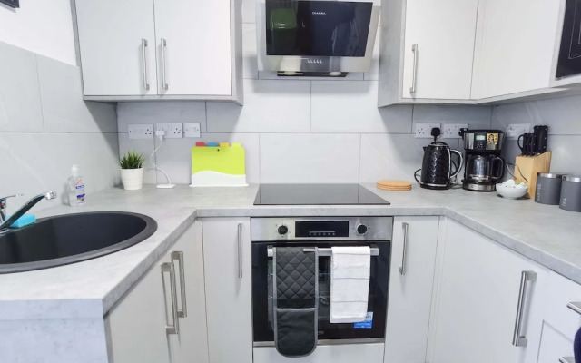 4BR Contractor Accommodation w 4 Bathroom