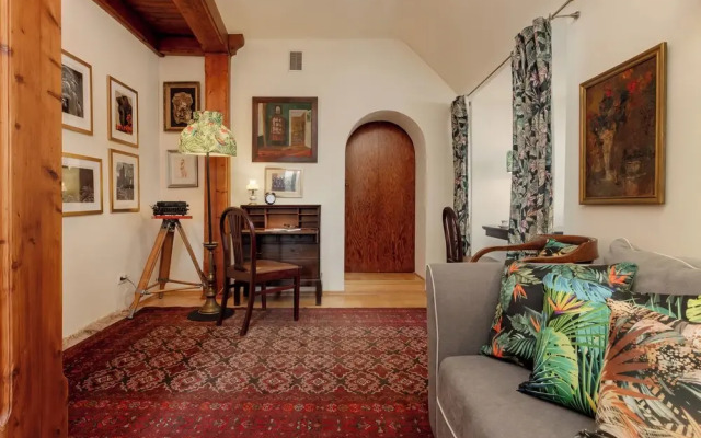 Warsaw Old Town Apartment by Renters