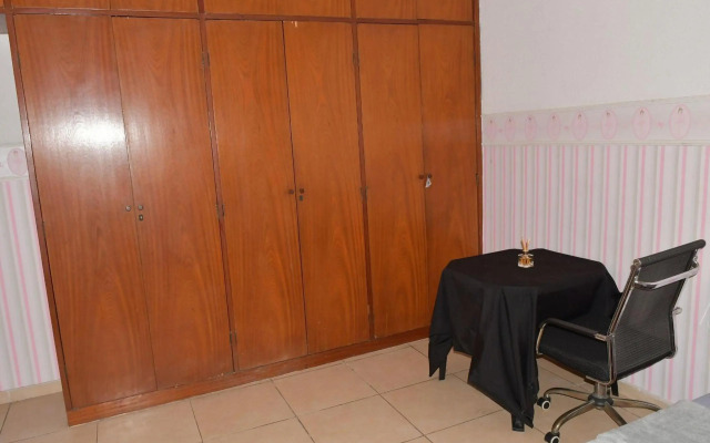 Quarto em residência tranquila e familiar