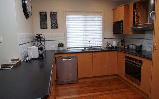 Government Road, 117a 'Pollys' View'