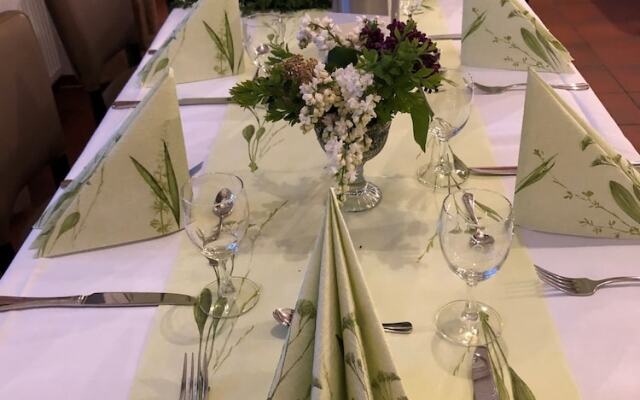 Landhaus vor Burg Eltz