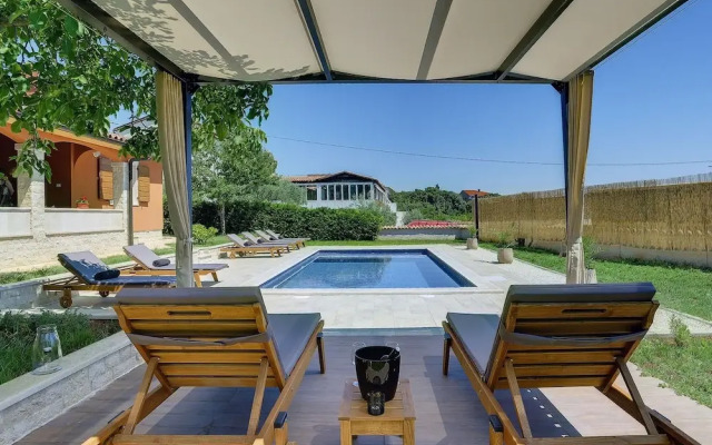 Villa in Peroj With Pool