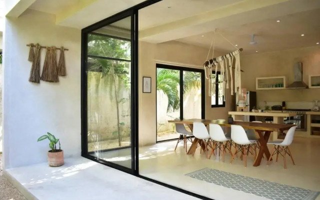 Chic-Modern Apt w/Pool, Garden, Parking & 3 Bikes