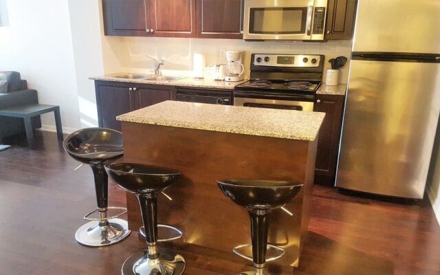 Lavish Suites - Luxury Condo - Downtown