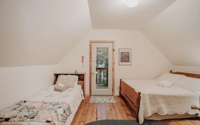 32mbr - Bbq - Pets Ok - Wood Stove - Sleeps 7 3 Bedroom Home by RedAwning