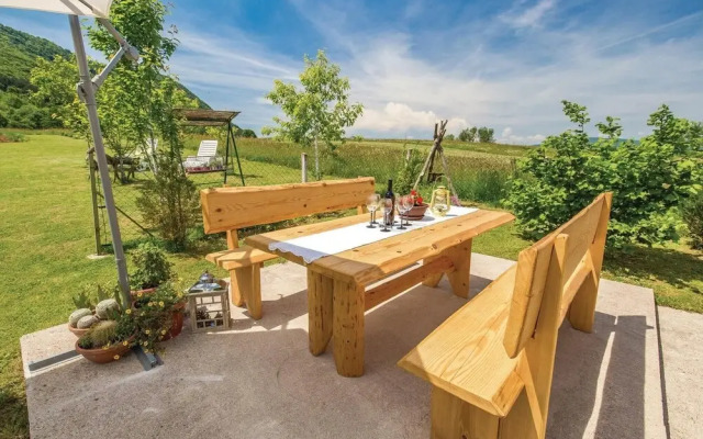 Nice Home in Licko Lesce With 2 Bedrooms and Wifi