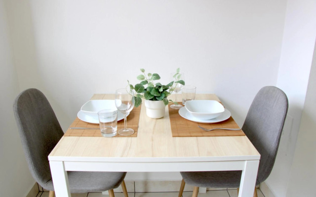 Cozy apartment with Free Parking & close to Lake