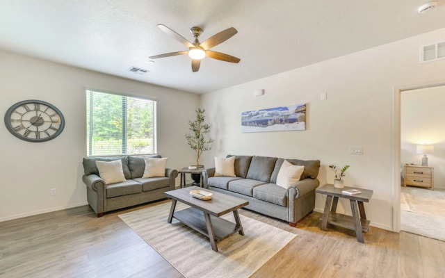 2 Mi to Dtwn & Nau: Flagstaff Condo w/ Patio!