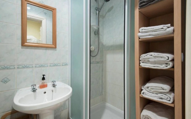 Bright Spacious Studio 5 Mins Walk to the Beach!