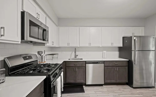 Stylish 2BR 2BA Stay in Prime Location