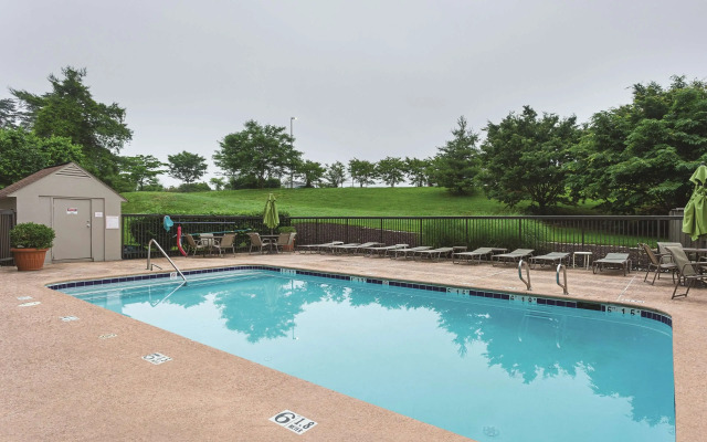 La Quinta Inn & Suites by Wyndham Baltimore BWI Airport