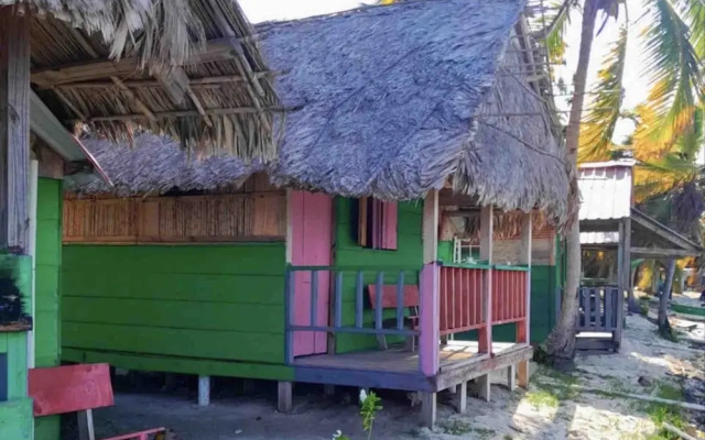 Private Ocean-Front Cabin with private bathroom on San Blas Island