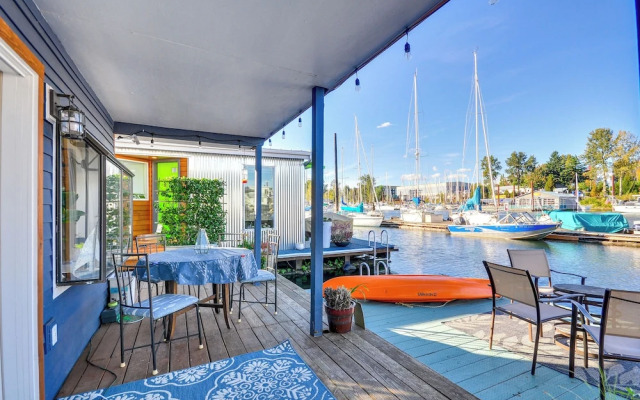 Portland Floating Home Getaway w/ Sauna!