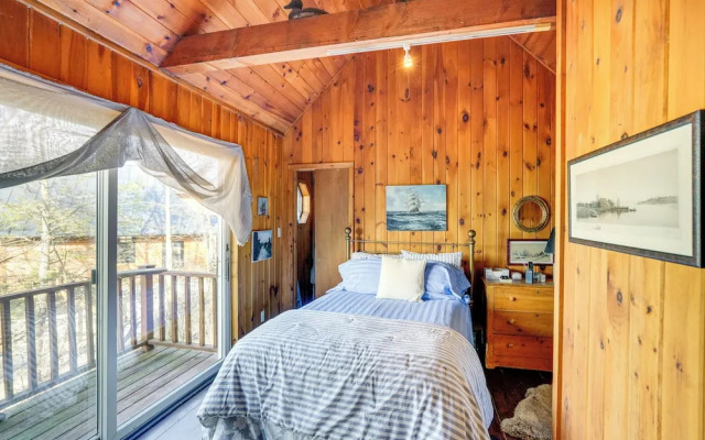 Stunning Lake & Mtn Views: Cozy Catskills Cabin!