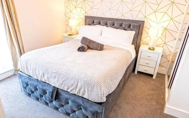 Attractive 2 Bedroom Penthouse with free Parking