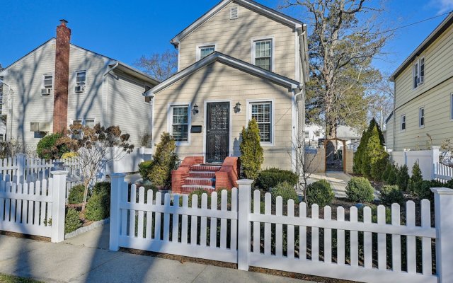 Charming Valley Stream Home: 24 Mi to Central Park