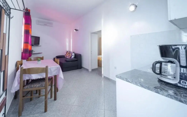 Apartment Dia - 30 m from sea