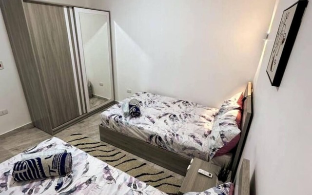 2 Bed Flat - Sleeps 6 - Pool - Parking - Wifi