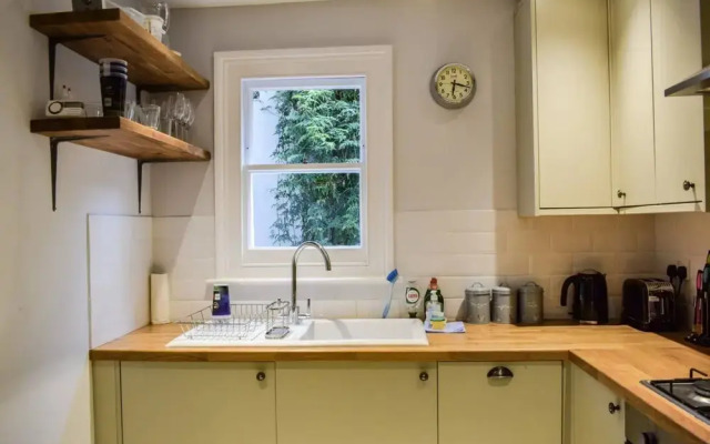 Fantastic 2 Bedroom Shepherds Bush Garden Flat