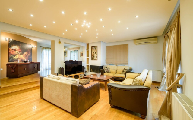 3br maisonette close to metro station