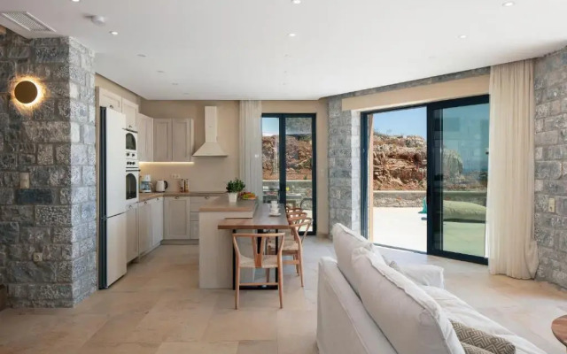 Seafront luxury villa with infinity pool & devine views!